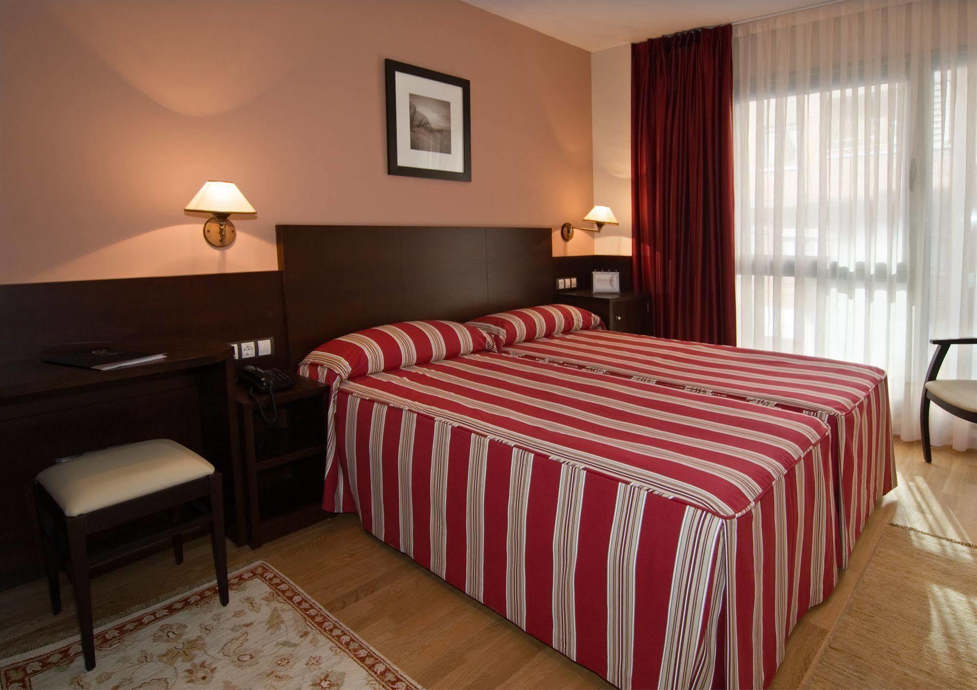 Hotel Castro Real Oviedo Exterior photo